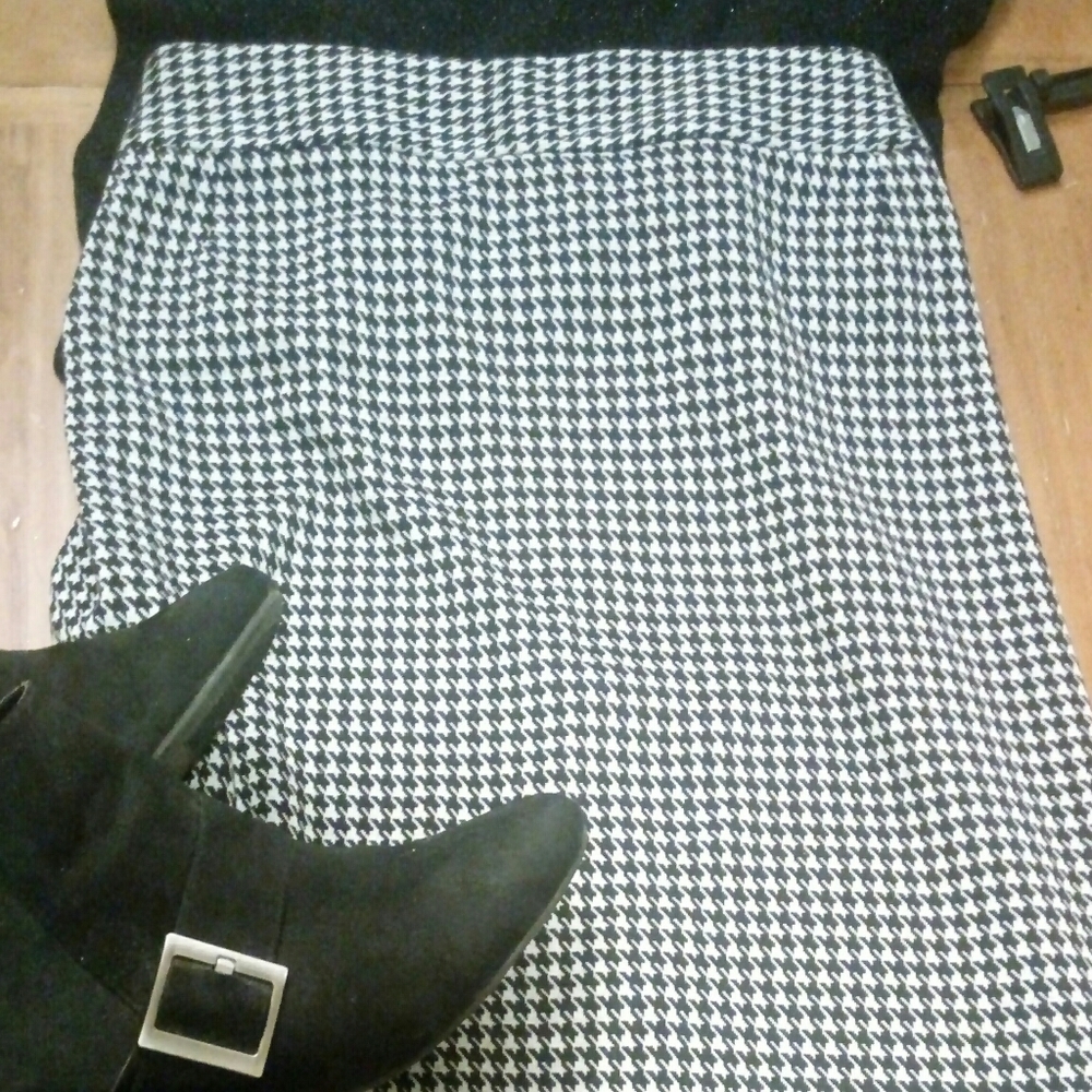 Knit above knee hounds tooth skirt